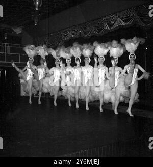 Londres : Leggy line up dans London Night spot. Les filles sont danseuses dans la dernière production d'Al Barnett au Pigalle Theatre-Restaurant à Piccadilly à Londres. Quelques-unes des 50 compagnies fortes de chanteurs et danseurs ramenées en Angleterre par Alfredo Alaria, le plus grand producteur / chorégraphe d'Amérique du Sud pour le spectacle, tour du monde en 70 minutes qui durera six mois. 16 février 1965 Banque D'Images