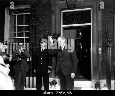 M. Derick Heathcoat Amory, lève son chapeau à la foule devant le n° 10, Downing Street, quand il est arrivé pour assister à la première réunion du Cabinet depuis les élections générales. Le presmier Harold Macmillan devrait annoncer tout changement au cabinet cette fin de semaine. 12 octobre 1959 Banque D'Images