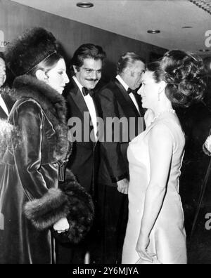 Londres : S.A.R. la Princesse Margaret, parle à Barbra Streisand, et Omar Sharif, les stars de la comédie musicale Funny Girl, qui a eu sa première royale européenne à l'Odéon, Leicester Square ce soir. La première est en faveur de l’Invalid Children’s Aid Association (ICAA) le 15 janvier 1969 Banque D'Images