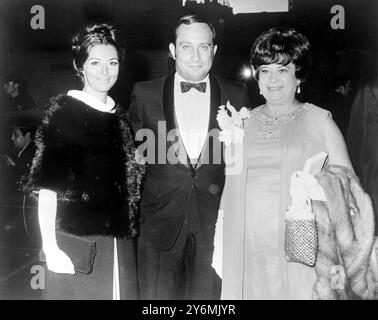 New York : Mme Dinah Kind (à droite), mère de la star de cinéma américaine Barbra Streisand, et Mr. Sheldon Streisand, frère de Miss Streisand, et sa femme, arrivant pour la première mondiale du film Funny Girl, au Criterion Theater, New York, le 18 septembre. 23 septembre 1969 Banque D'Images