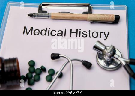 Formulaire médical vierge, stéthoscope, pilules et stylo - prêt pour votre message de santé. Banque D'Images