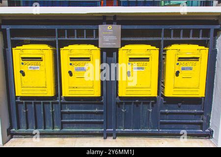 France, ile-de-France, Paris, boîte aux lettres jaune Banque D'Images
