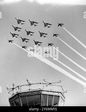 Treble One pour le salon aéronautique de Paris. Le Lightning Mk 3a de la Royal Air Force de l'escadron 'Treble One' a mené des avions-entraîneurs avancés de l'équipe 'Red Arrows' de la Central Flying School sur le contrôle à la RAF Wattisham, Suffolk, hier (dimanche de Whit) lors d'une répétition pour le salon aéronautique de Paris, à l'aéroport du Bourget, Paris le 20 juin. Banque D'Images