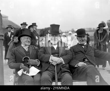 Journée du fondateur à l’hôpital Alton Cripples. Trois pères - lord Coventry, père de la maison des lords, Sir William Treloar, et père de la corporation de la ville, Mr. T. P. O'Connor, maison mère des communs. 11 juin 1923 Banque D'Images