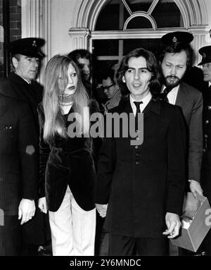 Le guitariste des Beatle George Harrison et sa femme blonde aux cheveux longs Patti, 25 ans, vus à Walton-on-Thames après avoir comparu à Walton Magistrates court pour une accusation de drogue. Harrrison et sa femme ont été condamnés à une amende de £250 chacun pour possession de résine de cannabis. 1er avril 1969 Banque D'Images