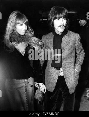 George Harrison avec sa femme, le mannequin Patti Boyd, vu arriver au pavillon de Londres pour la première du film "Comment j'ai gagné la guerre" hier soir. John Lennon joue dans le film. Octobre 1967 Banque D'Images