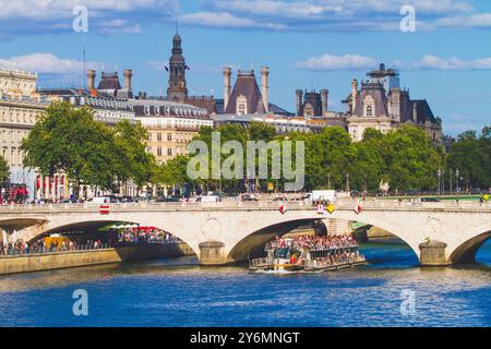 France, ile-de-France, Paris, pont Saint Michel, bateau-mouche sur la Seine Banque D'Images