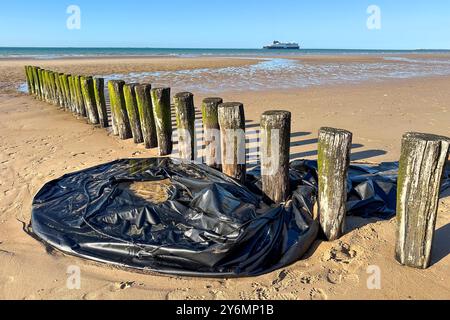 France, hauts de France, pas-de-Calais, Côte d'Opale, Sangatte, Blériot-plage, bateau gonflable de migrants sur la plage Banque D'Images