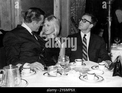 L'acteur américain Kirk Douglas dans une conversation animée avec Britt Eklund, célèbre star de cinéma suédoise de 21 ans, tandis que le fiancé de Britt, l'acteur britannique Peter Sellers (à droite), regarde avec un regard légèrement surpris. Le trio a été photographié au White Elephant Club, où, accompagnés de la femme de Kirk, ils ont dîné après que Peter ait emmené sa future femme voir son dernier film 'DT Strangelove' au Columbia Theatre. Peter et Britt devraient se marier à Londres tommorow. 18 février 1964 Banque D'Images