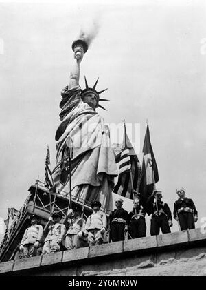 Le 150e anniversaire de la signature de la Constitution des États-Unis d'Amérique a été célébré au pied de la Statue de la liberté dans le port de New York. La célébration a duré une semaine. Une Garde d'honneur de l'armée, de la marine et de l'armée de l'air américaines debout devant l'attention alors que de la fumée coulait de la torche du stater de la liberté signalant l'ouverture des célébrations. États-Unis 20 septembre 1937 Banque D'Images