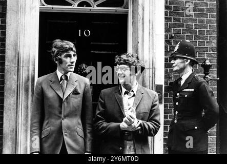 Peter Cook à Downing Street. Peter Cook est le vedette dans le premier long métrage de David Frosts, « The Rise and Rise of Michael Rimmer », dont les scènes ont été tournées devant la résidence officielle du premier ministre. 13 juillet 1969 Banque D'Images