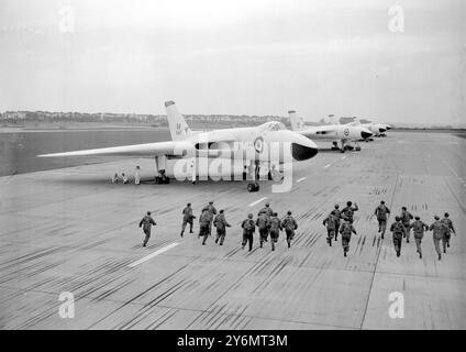 Scampton, Lincs. Angleterre : équipage d'un Vulcan V - bombardiers de commandement de bombardiers se précipitent à leurs avions à la manifestation appelée 'scrambles', donnée par le No 617 Squadron le célèbre dambusters Squadron à la Royal Air Force Station à Scrampton . L'objet de la démonstration qui doit être incluse dans l'exposition volante à cette année Farnborough Air Show est de prouver à quelle vitesse les bombardiers agissent face à la menace des missiles balistiques et à la vitesse fantastique. Le danger d'avoir plusieurs escadrons de bombardiers « V » sur la base d'attache, vulnérables à une seule attaque, a été surmonté en dispersant ai Banque D'Images