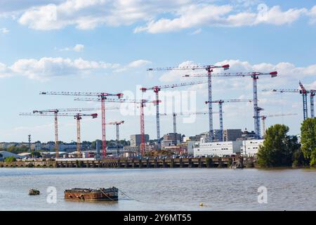 France, Nantes, 44, ile de Nantes, quartier Republique, grues sur le chantier du CHU nouvel Hopital, 09/2023. Banque D'Images