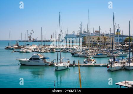 Port d'Héraklion, vue sur le port de la vieille ville vers le port d'Héraklion contenant des ferries, Héraklion (Iraklio), Crète Banque D'Images