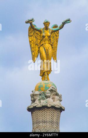 France, ile-de-France, Paris, 1er et 4e arrondissements, place du Châtelet, statue d'un ange au sommet de la colonne de la Fontaine des palmiers Banque D'Images