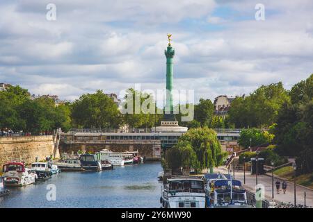 France, ile-de-France, Paris, canal Saint-Martin, place de la Bastille et colonne de juillet en arrière-plan Banque D'Images