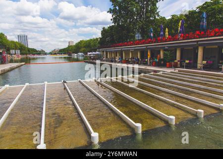 France, ile-de-France, Paris, 19ème, bassin de la Villette, canal de l'Ourcq, 25° est, Brasserie à la bataille de la place Stalingrad Banque D'Images
