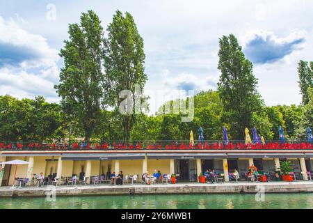 France, ile-de-France, Paris, 19ème, bassin de la Villette, canal de l'Ourcq, 25° est, Brasserie à la bataille de la place Stalingrad Banque D'Images
