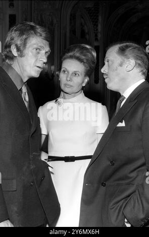 Steve McQueen (Terence Steven McQueen) - L'acteur américain discute avec l'acteur britannique Richard Attenborough et son épouse Sheila SIM lors d'une réception en soirée à l'hôtel Savoy à Londres. McQueen, star de Bullitt et de nombreux autres films, est à Londres pour discuter des préparatifs de plusieurs films à produire en Europe. - 5 juin 1969 Banque D'Images