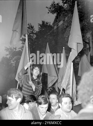 Paris : des étudiants portant un drapeau défilent sur l'Assemblée nationale française le 22 mai pour protester contre l'interdiction de France du leader étudiant de gauche Daniel Cohn-Bendit. Ils étaient dirigés par le vice-président de l'UNEF (Association nationale des étudiants de gauche) Jacques Sauvageot (au centre) et le secrétaire général des professeurs d'université M. Alain Geismar (à droite). 25 mai 1968 Banque D'Images