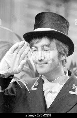 Londres : Top-Hat, portant des lunettes encadrées d'acier, et habillé avec brio dans la tenue d'un commissionnaire -- voilà comment les Beatles John Lennon apparaîtront dans le téléfilm, 'non seulement', mais aussi Location Shots qui ont été réalisés à Soho, Londres, aujourd'hui, pour le programme Yuletide Spectacular sur la télévision de la Colombie-Britannique. Le film met également en vedette le comédien Peter Cook et Dudley Moore. 27 novembre 1966 Banque D'Images