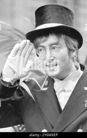 Londres : Top-Hat, portant des lunettes encadrées d'acier, et habillé avec brio dans la tenue d'un commissionnaire -- voilà comment les Beatles John Lennon apparaîtront dans le téléfilm, 'non seulement', mais aussi Location Shots qui ont été réalisés à Soho, Londres, aujourd'hui, pour le programme Yuletide Spectacular sur la télévision de la Colombie-Britannique. Le film met également en vedette le comédien Peter Cook et Dudley Moore. 27 novembre 1966 Banque D'Images