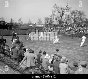 Tennis international à Birmingham. Vue générale du match entre Malmstrom et Muller (Suède) et J,C Gregory et L. A. Godfree (Grande-Bretagne) 7 mai 1927 Banque D'Images