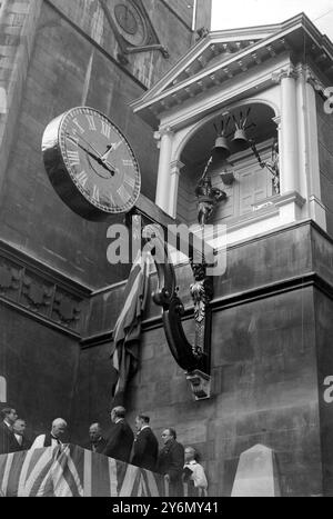 St Dunstan's - dans - l'ouest, Fleet Street, a restauré à son ancienne horloge en forme de tambour avec des vérins frappants qui était l'un des «sites» de la fin du 17ème siècle à 1830, quand il a été acheté par le regretté Lord Hertford lorsque la vieille guerre de l'Église a démoli. 24 octobre 1935 Banque D'Images