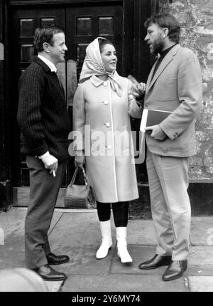 Elizabeth Taylor et son mari Richard Burton photographiés à Woodstock avec le producteur italien Franco Zeffirelli lors des discussions du nouveau film de ce dernier, The Taming of the Shrew, le 3 février 1966 Dame Elizabeth Taylor, DBE, née le 27 février 1932, est une actrice lauréate d'un Academy Award. Elle a longtemps résidé aux États-Unis (et était autrefois une double citoyenne américaine), mais elle a toujours été un sujet britannique. Banque D'Images