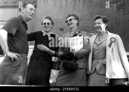 Wentworth Surrey : ayant remporté son match en simple de la Ryder Cup contre l'américain Ted Kroll , Fred Daly est félicité (de gauche à droite) par Mme Charlie Ward, épouse du golfeur, Mme Alice May, de Chicago, et Mme Lloyd Mangrum, épouse du capitaine de l'équipe de l'Amérique Ryder Cup. Daly a gagné 9 et 7. Les États-Unis conservent le trophée, gagnant par la faible marge de 6 1/2 à 5 1/2. 3 octobre 1953 Banque D'Images