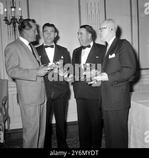 New York : Tommy Bolt (à gauche), le champion américain de golf Open, discute avec les golfeurs irlandais Christy O'Connor et Harry Bradshaw, et le consul général irlandais à New York, John Conway, lors du dîner Metropolitan Golf Writers au Plaza Hotel. O'Connor et Bradshaw ont reçu les trophées de Tee d'Or des écrivains lors du dîner. Ils remportent les matchs de la Coupe Canada à Mexico en novembre 30 janvier 1959 Banque D'Images