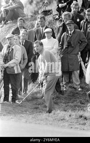 St Annes, Lancashire : Christy O'Connor, l'Irlandais, soulève un nuage de poussière alors qu'il sort d'un bunker sur le 12ème green lors du deuxième tour du British Open Golf Tournement sur le Royal Lytham course hier. O'Connor a battu un record de 136, seulement une frappe derrière le leader néo-zélandais Bob Charles. 11 juillet 1969 Banque D'Images