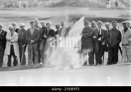 St Annes, Lancashire : L'Irlandais Christy O'Connor, 44444 ans, soulève un nuage de poussière alors qu'il sort d'un bunker sur le 12ème green lors de la deuxième manche du British Open Golf Tourney sur le Royal Lytham course hier. O, Connor a grimpé à une ronde record de 136, une seule frappe derrière le leader néo-zélandais Bob Cha5les. 11 juillet 1969 Banque D'Images