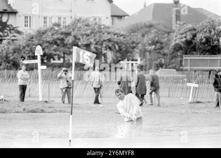 St Annes, Lancashire : L'Irlandais Christy O'Connor, 44444 ans, soulève un nuage de poussière alors qu'il sort d'un bunker sur le 12ème green lors de la deuxième manche du British Open Golf Tourney sur le Royal Lytham course hier. O'Connor a battu un record de 136, seulement une frappe derrière le leader néo-zélandais Bob Charles. 11 juillet 1969 Banque D'Images