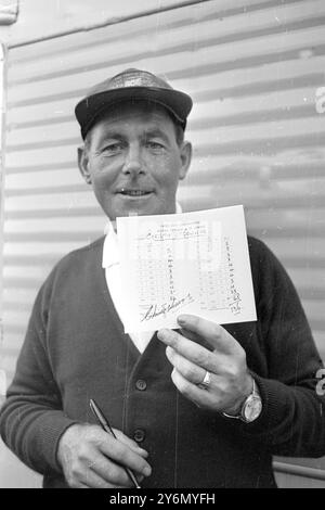 St Annes, Lancashire : Christy O'Connor, l'irlandaise, montre sa carte de score montrant son tour record de 65 - 6 sous le par - dans le deuxième tour du British Open Golf Championship sur le Royal Lytham. O, Connor, 44 ans, est maintenant en deuxième place avec 136 un coup derrière le leader néo-zélandais Bob Charles. 130 meilleurs golfeurs du monde sont en compétition dans le tournoi, qui a un total de £30, 000 prix en argent. 11 juillet 1969 Banque D'Images