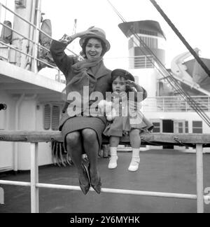 La danseuse de Southampton et actrice Chita Rivera, qui est Mme Anthony Mordente, et sa fille Lisa, 2 ans et 8 mois., photographié sur le bateau le S.S. United States à l'arrivée à Southampton de New York aujourd'hui. Miss Rivera, star de "West Side Story", est ici pour jouer dans la prochaine comédie musicale du West End "Bye Bye Birdie". 19 avril 1961 Banque D'Images