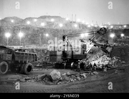 Construction d'un milliard de dollars de barrage d'assouan. Assouan, UAR : la construction du haut barrage d'Assouan continue 24 heures sur 24, et ici, sous un feu de projecteurs, le travail se poursuit toute la nuit. Le quart de jour est réservé aux réparations d'entretien et à la préparation des charges à enflammer pendant le quart de nuit. 1962 Banque D'Images