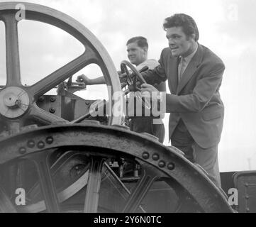 Epping, Essex : L'ancien champion du monde de boxe poids lourds légers Freddie Mills conduit un moteur de traction de 18 tonnes lors du défilé du Hastingwood traction Engine Rally présenté par le club de sport de police d'Epping à Paris Hall Farm, Hasringwood, près d'Epping. 2 octobre 1955 Banque D'Images