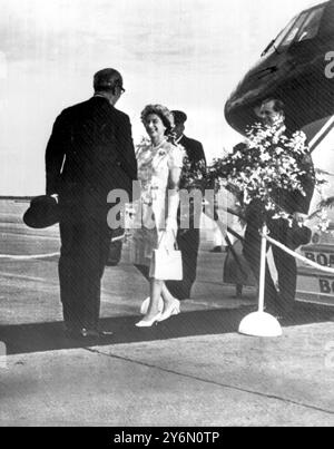 Bridgetown, Barbade : les Britanniques la reine Elizabeth II et le Prince Philip sont les bienvenus avec des fleurs alors qu'ils descendent de leur avion VC -10 à l'aéroport de Seawell ici hier soir au début de leur tournée de cinq semaines dans les Caraïbes. Le couple royal est accueilli par Sir john Stow, gouverneur de la Barbade. Plus tard, la reine et son mari embarquent à bord du yacht royal Britannia pour se rendre en Guyane britannique pour commencer leur tournée officielle. 2 février 1966 Banque D'Images