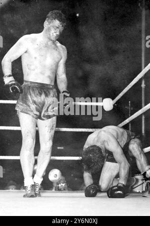 Hier soir, au White City Stadium, Bruce Woodcock, champion de l'Empire britannique et des poids lourds d'Europe, a éliminé Freddie Mills, qui détient le titre mondial des poids lourds légers, lors de la 14e manche d'un concours de 15 manches. 46 000 personnes ont payé 75 000 livres pour voir le combat. 3 juin 1949 Banque D'Images