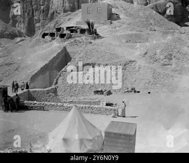 La saison du Caire. Louxor - vue générale de l'entrée tombeau de Tut-Ankh-Amen. Février 1925 Banque D'Images