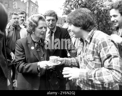 Une tasse de thé pour la première ministre, Mme Margaret Thatcher, d'Andy Furrer, 24 ans, lors de la marche de campagne du premier ministre dans sa circonscription de Finchley, North London, aujourd'hui. 21 mai 1983 Banque D'Images