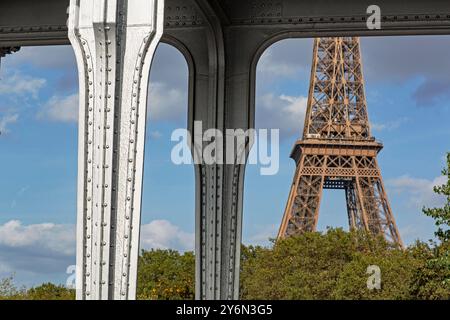 France, Paris, 75, 7ème ARRT, la Tour Eiffel vue du Pont de Bir-Hakeim. Banque D'Images