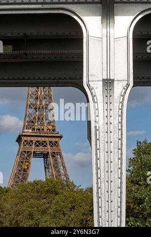 France, Paris, 75, 7ème ARRT, la Tour Eiffel vue du Pont de Bir-Hakeim. Banque D'Images