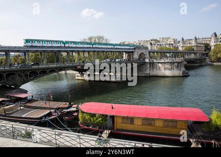 France, Paris, 75, 7ème arrondissement, métro traversant la Seine sur le Pont de Bir-Hakeim. Banque D'Images