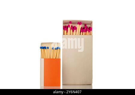 Allumettes en bois dans une boîte en papier pour allumer un feu, macro, isolées sur un fond blanc. Banque D'Images