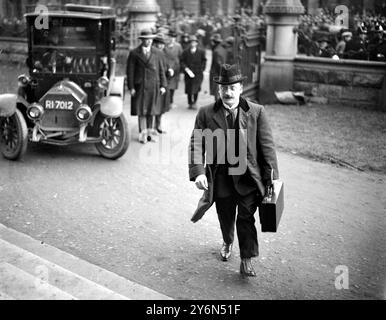 Le Dail et le Settlement. Session fatidique du Dail Eireann a ouvert au nouvel University College de Dublin. M. Arthur Griffith, qui a signé le traité de paix, arrive. 15 décembre 1921 Banque D'Images