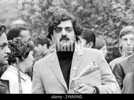 Londres : Tariq Ali , du Pakistan, leader de la campagne de solidarité du Vietnam, avec ses partisans, sur le quai ici à Londres aujourd'hui, d'où le rassemblement anti-guerre du Vietnam a eu lieu. On estime que 20 000 personnes ont pris part à la manifestation, plusieurs milliers de moins que prévu. Il y avait des policiers partout tout au long de la route, jusqu'à Hyde Park. Quelque 7 000 officiers à pied et à cheval étaient immédiatement disponibles avec des réserves non divulguées. 27 octobre 1968 Banque D'Images