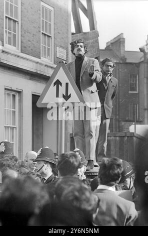 Londres : Tariq Ali, leader étudiant d'origine pakistanaise, tient un pilier-box près du Haut-commissariat du Pakistan à Lowndes Square, Londres, cet après-midi, pour prononcer un discours, alors que quelque 500 Pakistanais ont défilé de hyde Park au bâtiment pour protester contre la loi martiale en vigueur dans leur pays. Les marcheurs ont scandé "à bas avec Geneal Yahya Khan", le nouveau Président du Pakistan qui a intoïté la loi martiale au Pakistan il y a 12 jours. Quelques bagarres ont éclaté entre la police et les manifestants. 6 avril 1969 Banque D'Images