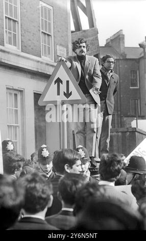 Londres : Tariq Ali, leader étudiant d'origine pakistanaise, tient un pilier-box près du Haut-commissariat du Pakistan à Lowndes Square, Londres, cet après-midi, pour prononcer un discours, alors que quelque 500 Pakistanais ont défilé de hyde Park au bâtiment pour protester contre la loi martiale en vigueur dans leur pays. Les marcheurs ont scandé "à bas avec Geneal Yahya Khan", le nouveau Président du Pakistan qui a intoïté la loi martiale au Pakistan il y a 12 jours. Quelques bagarres ont éclaté entre la police et les manifestants. 6 avril 1969 Banque D'Images